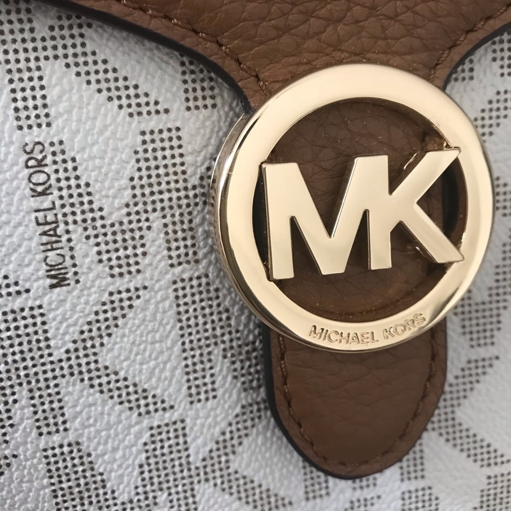 Michael Kors Medium Vanna & Wallet - Picture 2 of 8